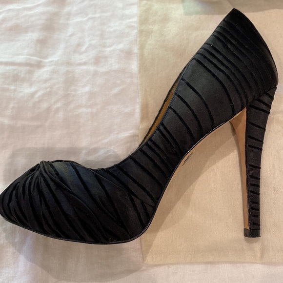 Badgley Mischka black heels with a small peek-toe. Size 6.5. - Picture 6 of 6